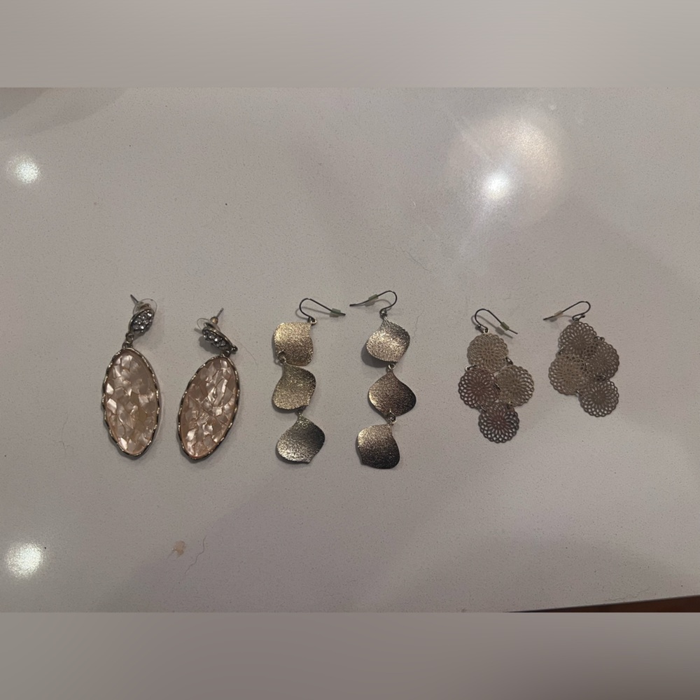❤️ 6 for 20 ❤️  assorted gold toned earrings (three pairs - dangly)